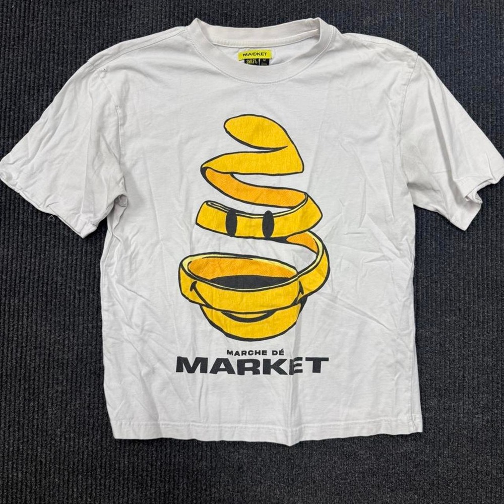 White Market cropped tee with yellow spiral graphic and 'MARCHÉ DE MARKET